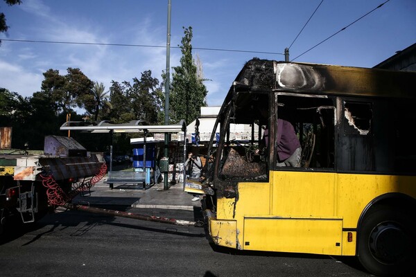 Σοβαρά επεισόδια στο Πολυτεχνείο - Πυρπόλησαν τρόλεϊ