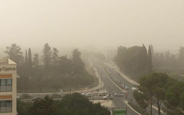 Απίστευτες εικόνες σήμερα στην Κύπρο - Η σκόνη "κατάπιε" τη Λευκωσία
