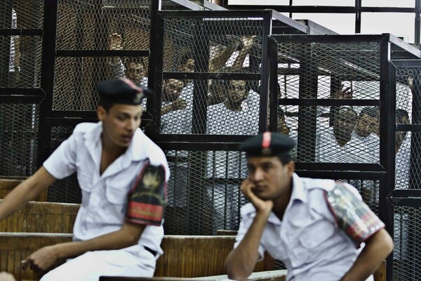 Ποινές κάθειρξης 7-10 ετών σε δημοσιογράφους του Αλ Τζαζίρα