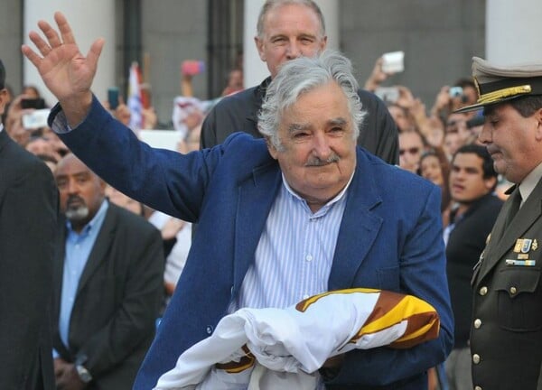 Ο φτωχότερος και πιο αγαπητός πρόεδρος του κόσμου παρέδωσε τα ηνία της Ουρουγάης