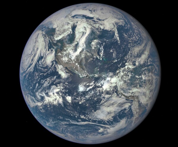 Έτσι μοιάζει η Γη από ένα εκατομμύριο μίλια μακριά