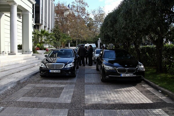 Τελικά δεν καταργούνται τα βουλευτικά αυτοκίνητα