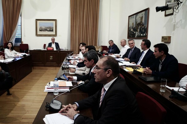 Οι Γιατροί χωρίς Σύνορα, η Λαγκάρντ, ο Φαλτσιανί και ο Σόιμπλε στις λίστες μαρτύρων για τα Μνημόνια