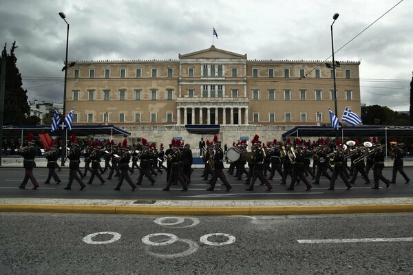 Δημοτικά, χοροί και πανηγυρικό κλίμα χωρίς κάγκελα στην Παρέλαση της 25ης Μαρτίου