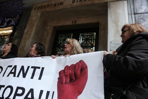 Βαρουφάκης: Σύμβολα της αντίστασης κατά των Μνημονίων οι απολυμένες καθαρίστριες