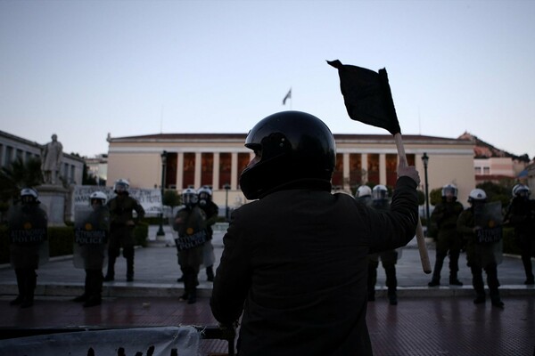 Καταληψίες Πρυτανείας: Aπό εδώ θα βγούμε όπως μπήκαμε ή θα μας βγάλουν οι μπάτσοι σηκωτούς