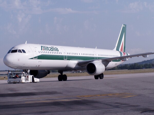Alitalia: νέο σχέδιο αναδιάρθρωσης με περικοπές και απολύσεις