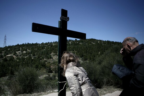 Δημοσκόπηση: Oι Έλληνες πιστεύουν στο μάτι, τους εξωγήινους το Θεό και το Σατανά