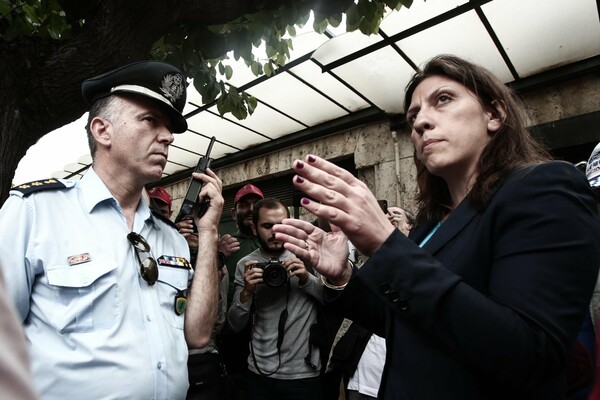 Oργή από την επέμβαση της Κωνσταντοπούλου στην αστυνομία έξω από τη Βουλή