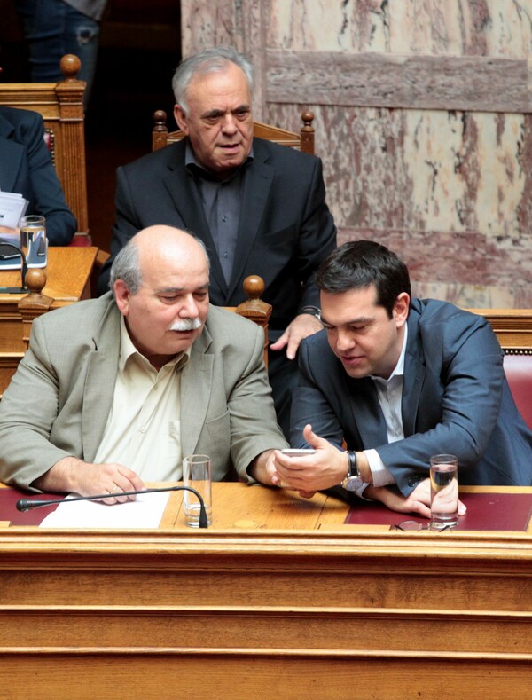 Κάτι τρέχει με το κινητό του Τσίπρα
