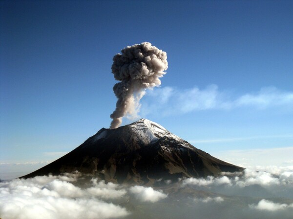 «Ξύπνησε» το ηφαίστειο Popocatepetl στο Μεξικό