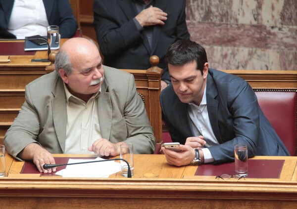 Κάτι τρέχει με το κινητό του Τσίπρα