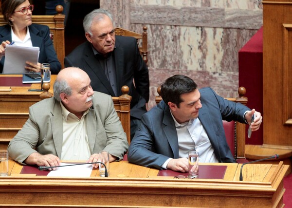 Κάτι τρέχει με το κινητό του Τσίπρα