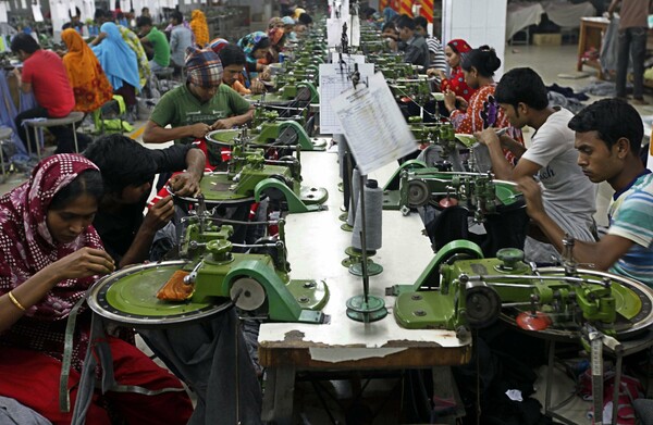 77% αύξηση για τους εργάτες στα εργοστάσια ρούχων του Μπαγκλαντές
