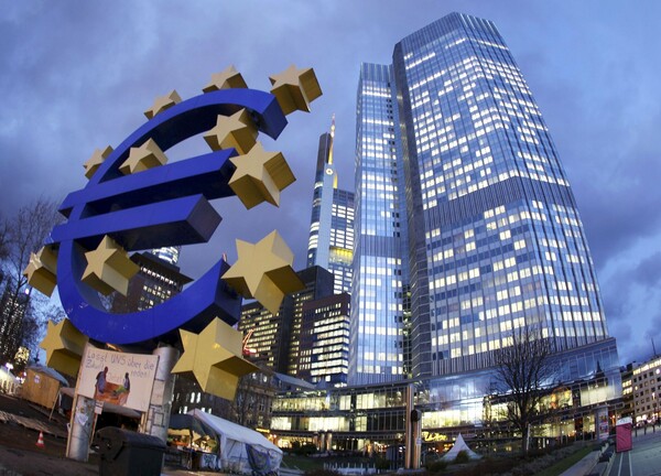 Έκτακτη συνεδρίαση της ΕΚΤ σήμερα για νέα «ένεση» ρευστού στις τράπεζες