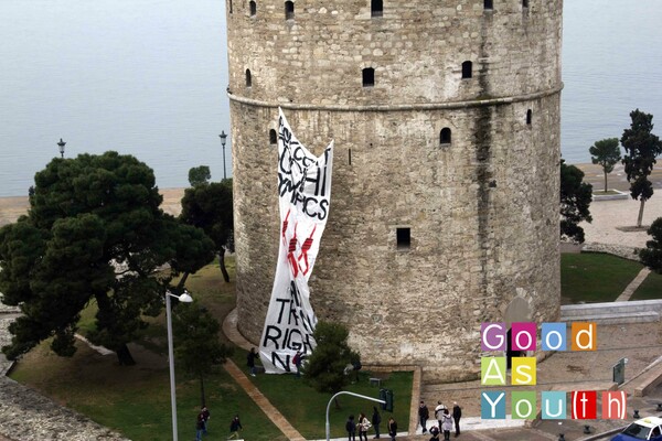 Πανό στον Λευκό Πύργο ως αλληλεγγύη στη γκέι/τρανς κοινότητα της Ρωσίας