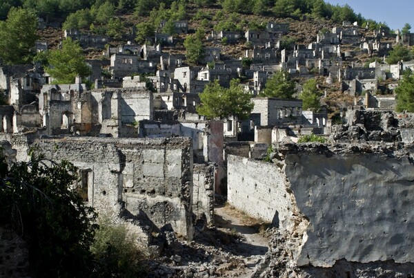 Στο σφυρί ελληνικό χωριό «φάντασμα» στην Τουρκία