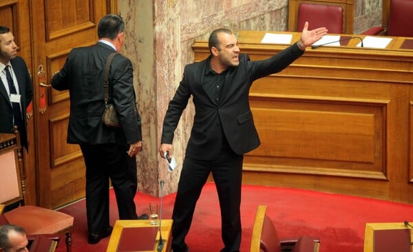 «Χτύπησα Πακιστανό με το αμάξι την ώρα που έψαχνε στα σκουπίδια και τον παράτησα»