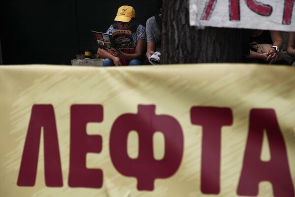Επιχειρήσεις απειλούν εργαζόμενους για να υπογράψουν ατομική σύμβαση