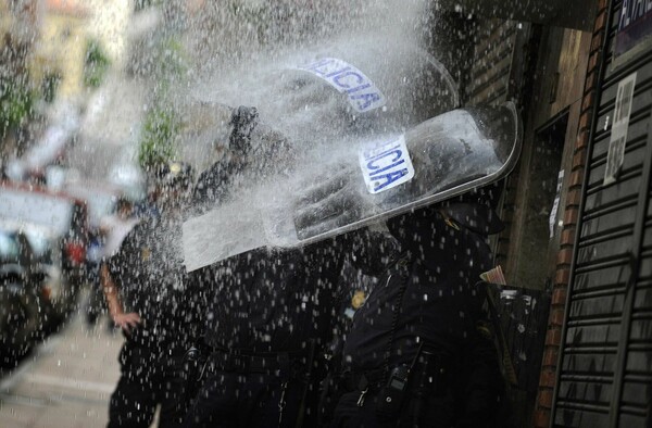 Σε μάχη εξελίχθηκε μια έξωση στην Ισπανία