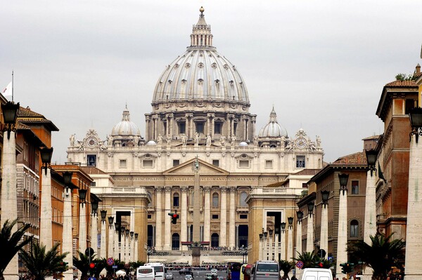 Βατικανό: Καθαιρέθηκαν 400 ιερείς σε δύο χρόνια
