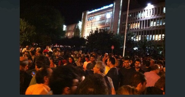 Update: Πλήθος κόσμου συρρέει έξω από το κτήριο της ΕΡΤ