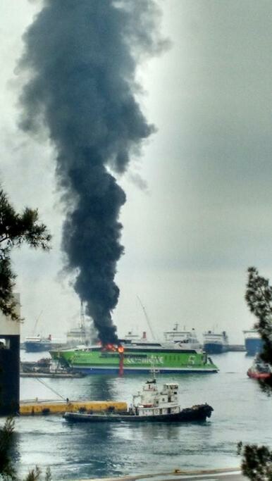 To Highspeed στις φλόγες στο λιμάνι του Πειραιά (φωτογραφίες)