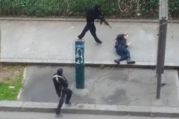 Παραδόθηκε ένας από τους φερόμενους ως δράστες της επίθεσης στο Charlie Hebdo