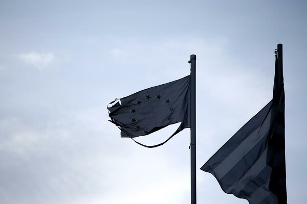 Υποβάθμιση της προοπτικής της Ε.Ε. από την Standard & Poor's