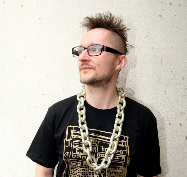 Ο dj Vadim μας λέει δυο λόγια πριν την εμφάνιση του στο six d.o.g.s.