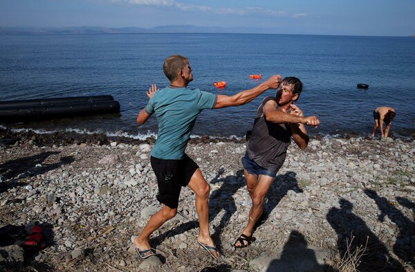 Λέσβος: Έλληνες παίζουν ξύλο για το ποιoς θα πάρει τη μηχανή από τη βάρκα προσφύγων