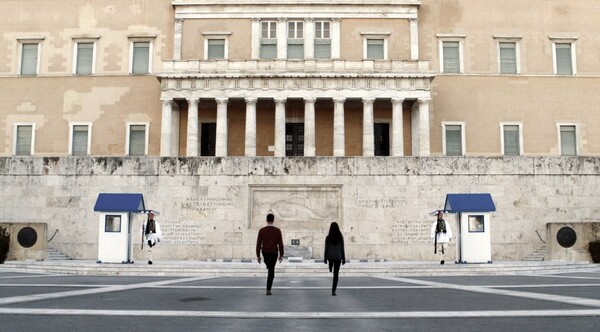 Στο νέο του πρότζεκτ ο Στέφανος Τσιβόπουλος καταπιάνεται με την Πλατεία Συντάγματος