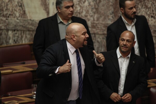 Καρέ - καρέ όλα όσα έγιναν με τη Χρυσή Αυγή κατά τη διακοπή της συνεδρίασης στη Βουλή