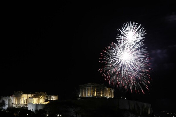 15 εντυπωσιακές εικόνες από τα εκατοντάδες βεγγαλικά που φώτισαν τον Αττικό ουρανό και την Ακρόπολη