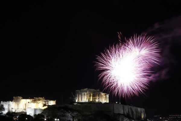 15 εντυπωσιακές εικόνες από τα εκατοντάδες βεγγαλικά που φώτισαν τον Αττικό ουρανό και την Ακρόπολη