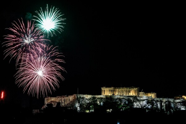 15 εντυπωσιακές εικόνες από τα εκατοντάδες βεγγαλικά που φώτισαν τον Αττικό ουρανό και την Ακρόπολη