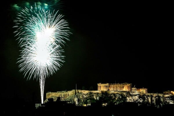 15 εντυπωσιακές εικόνες από τα εκατοντάδες βεγγαλικά που φώτισαν τον Αττικό ουρανό και την Ακρόπολη