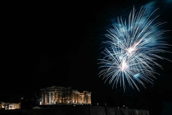 15 εντυπωσιακές εικόνες από τα εκατοντάδες βεγγαλικά που φώτισαν τον Αττικό ουρανό και την Ακρόπολη