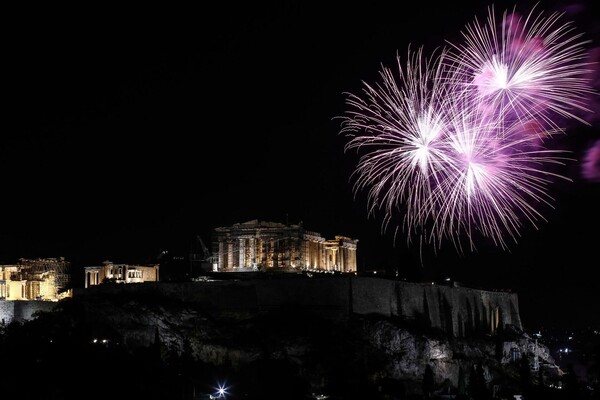15 εντυπωσιακές εικόνες από τα εκατοντάδες βεγγαλικά που φώτισαν τον Αττικό ουρανό και την Ακρόπολη