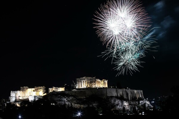 15 εντυπωσιακές εικόνες από τα εκατοντάδες βεγγαλικά που φώτισαν τον Αττικό ουρανό και την Ακρόπολη