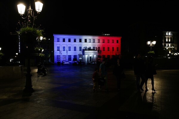 #JeSuisParis - Το δημαρχείο της Αθήνας στα χρώματα της Γαλλικής σημαίας