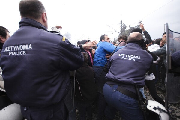 Εκτονώνεται η κατάσταση στην Ειδομένη μετά τον πετροπόλεμο