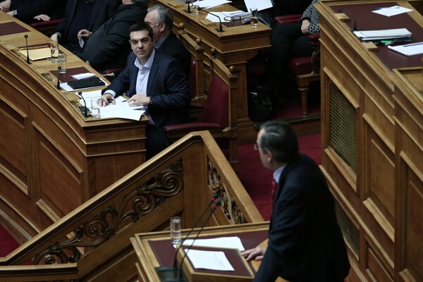 Επίθεση Σαμαρά σε Τσίπρα για φόρους και "κόφτη"- Με Μητσοτάκη και "καλά ξεμπερδέματα" απαντά η κυβέρνηση