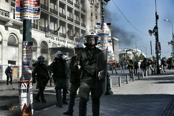 Οι εικόνες καταστροφής και βίας στο Σύνταγμα σήμερα