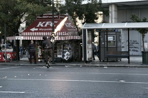 Οι εικόνες καταστροφής και βίας στο Σύνταγμα σήμερα