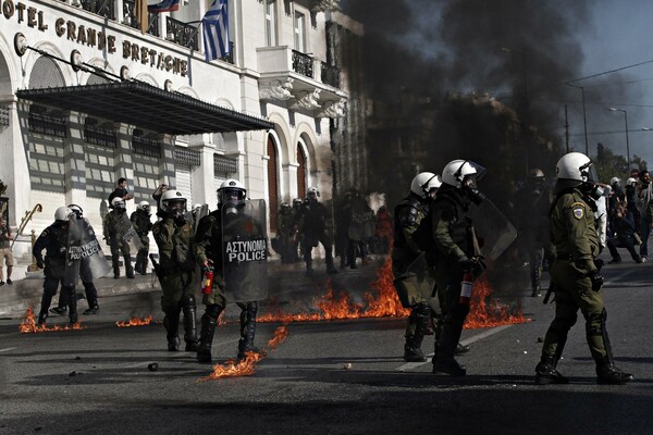 Οι εικόνες καταστροφής και βίας στο Σύνταγμα σήμερα