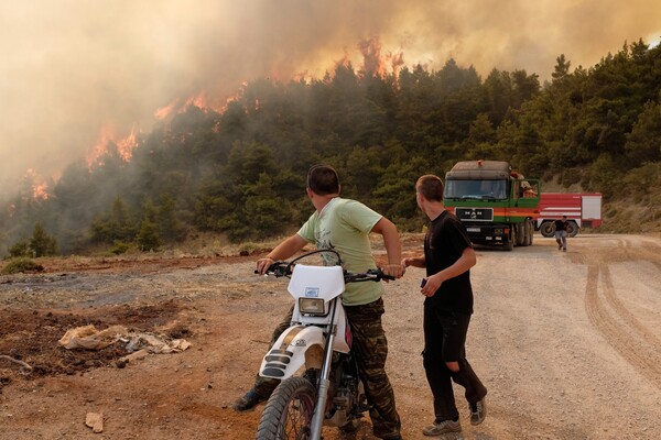 Επικίνδυνες διαστάσεις παίρνει η πυρκαγιά στα Δερβενοχώρια - Aπειλεί αποθήκη πυρομαχικών και χωριά