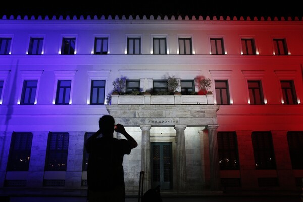 Το δημαρχείο της Αθήνας τιμά τα θύματα της Νίκαιας και φωτίζεται στα χρώματα της Γαλλικής σημαίας