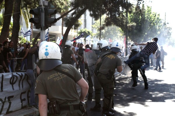 Μικροεπεισόδια και συμπλοκές έξω από τα γραφεία της Χρυσής Αυγής, στο Μαρούσι