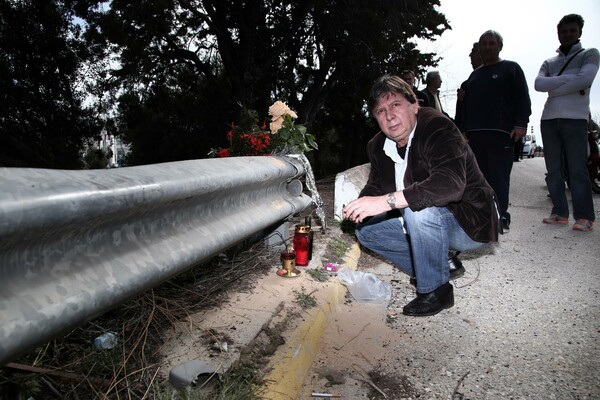 Κόσμος αφήνει λουλούδια στο σημείο που σκοτώθηκε ο Παντελίδης